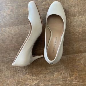 Antonio Melani beige pumps